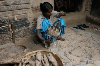 Sand used to hold yarn in place as it is wound onto a natei