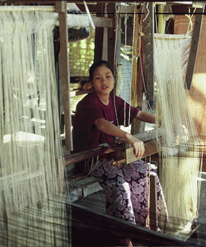 Weaving at the Phaeng Mai Gallery