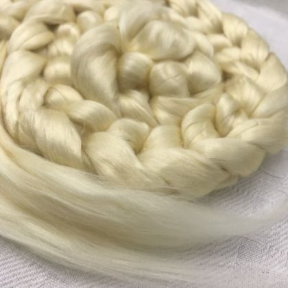 Nistari, naturally yellow Bombyx Silk Combed Top/Sliver (A1 Quality) -  50g: click to enlarge